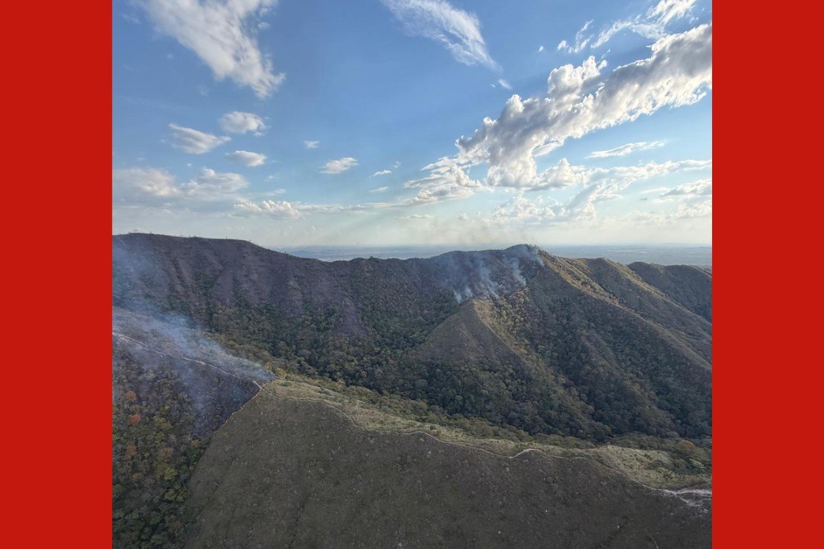 Incêndio florestal mobiliza bombeiros, helicóptero e aviões em Chapada dos Guimarães (MT)
