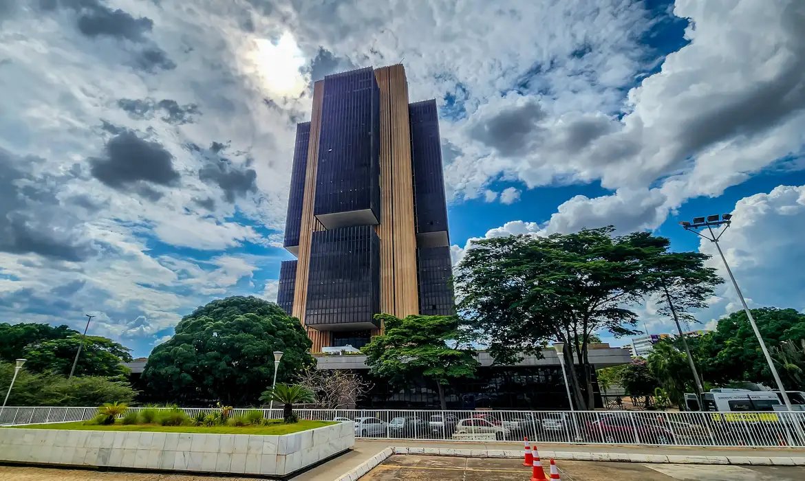 Juros pressionam a dívida mais que gastos públicos, dizem economistas