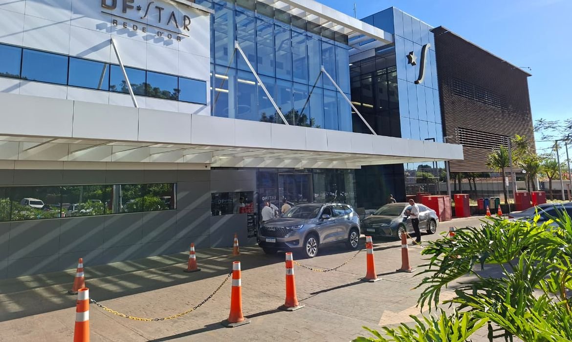 Bolsonaro é internado para cirurgia no ombro em Brasília