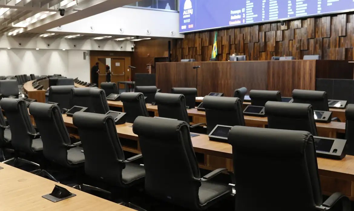 Proposições legislativas sobre IA favorecem controle e vigilância