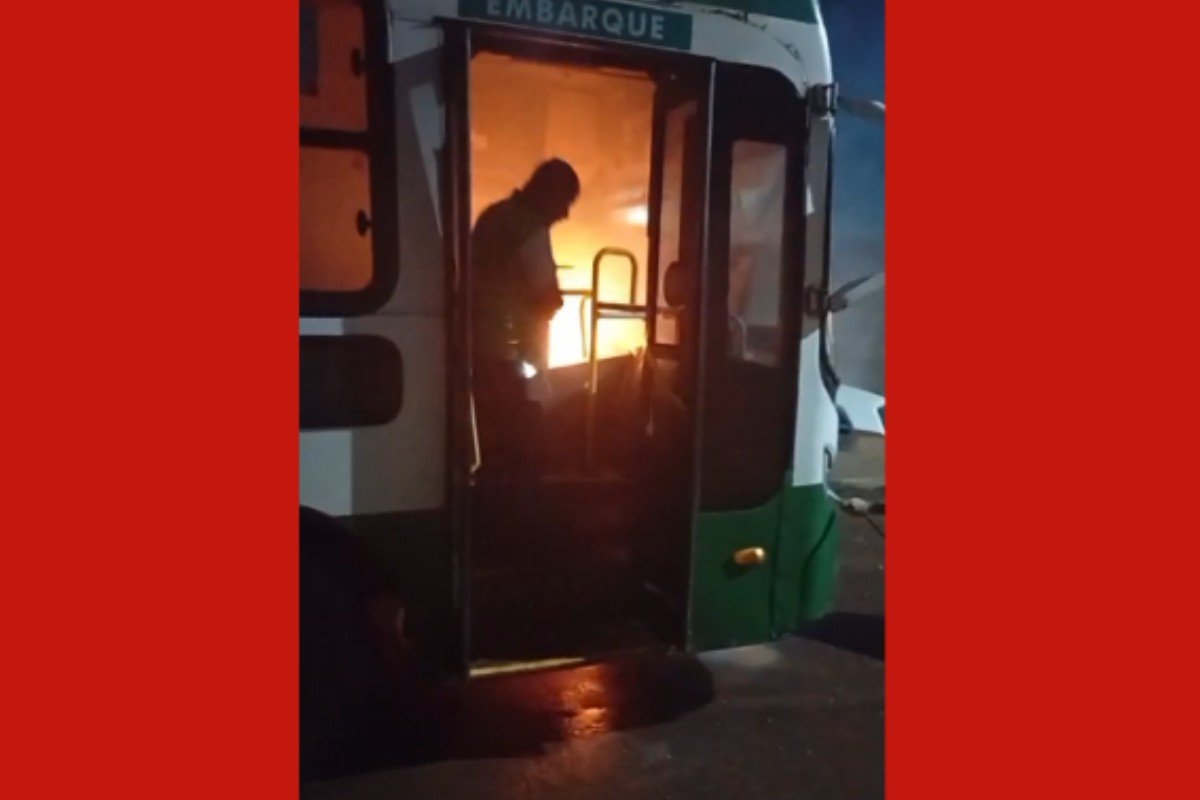 Ônibus do transporte coletivo pega fogo e motorista controla chamas em MT