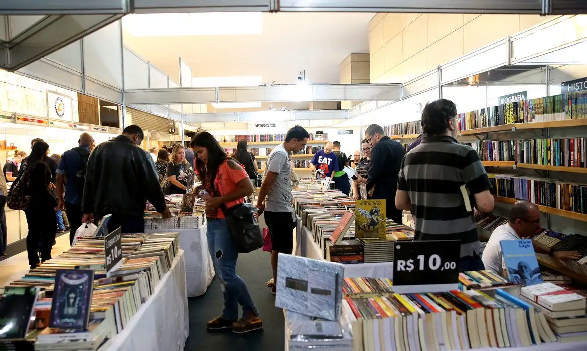 Cresce número de consumidores de livros em 2025 no Brasil