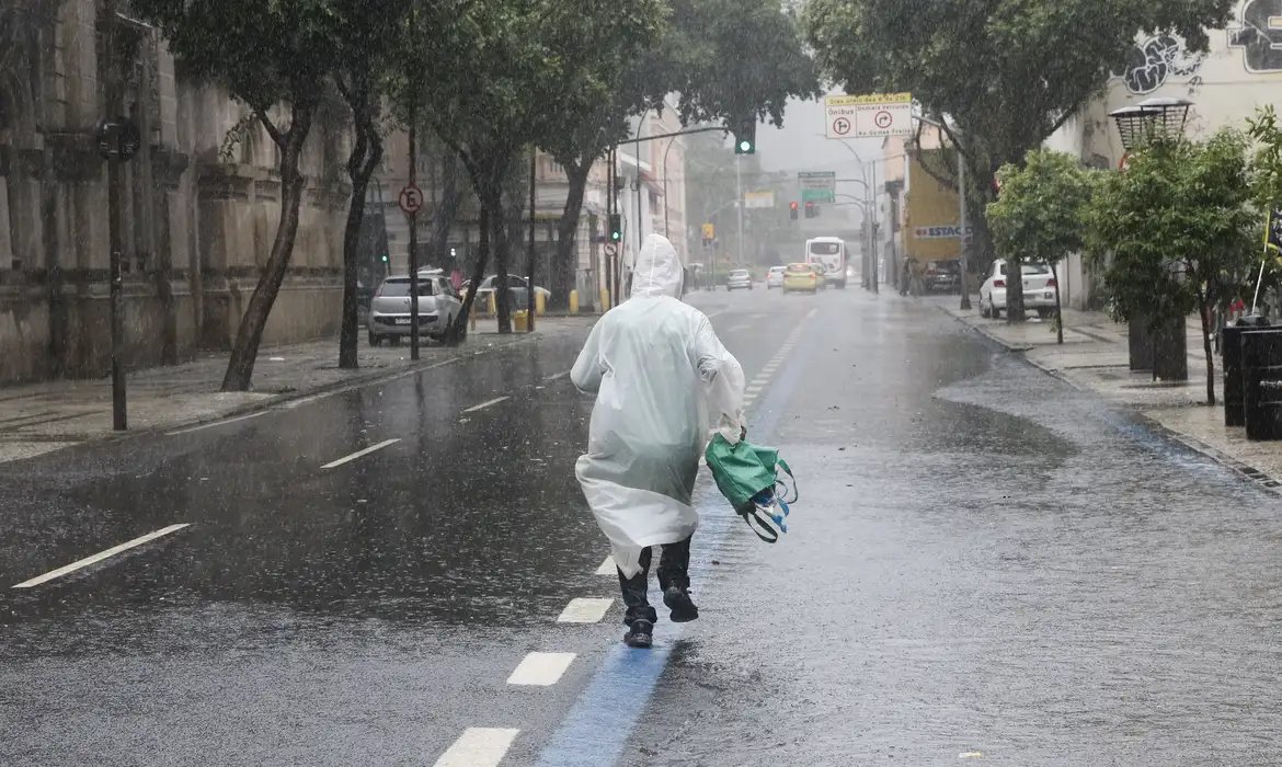 Sul, Sudeste e Centro-Oeste podem ter final de semana de chuva intensa