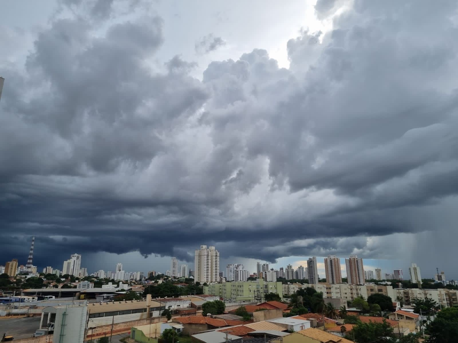 Frente fria deve provocar mudança no tempo e trazer chuva para MT no fim de semana