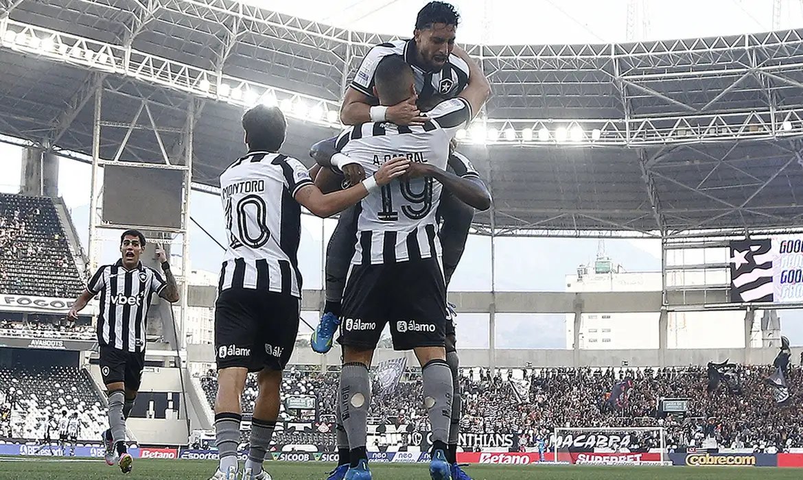 Botafogo vence Corinthians pelo Brasileirão com três de Arthur Cabral