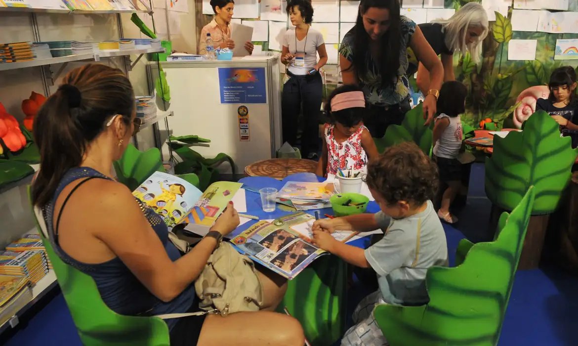 Estudo revela que 53% das famílias raramente leem para criança