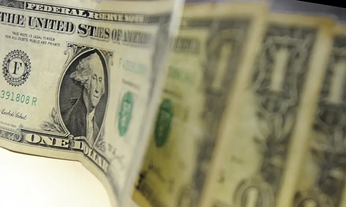 Dólar cai para R$ 5,24, e bolsa sobe 3,24% após fala de Trump