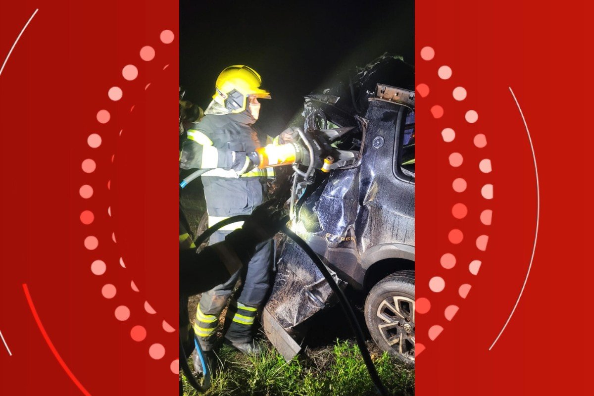 Motorista morre após bater contra carreta e carro fica totalmente destruído em rodovia de MT; VÍDEO