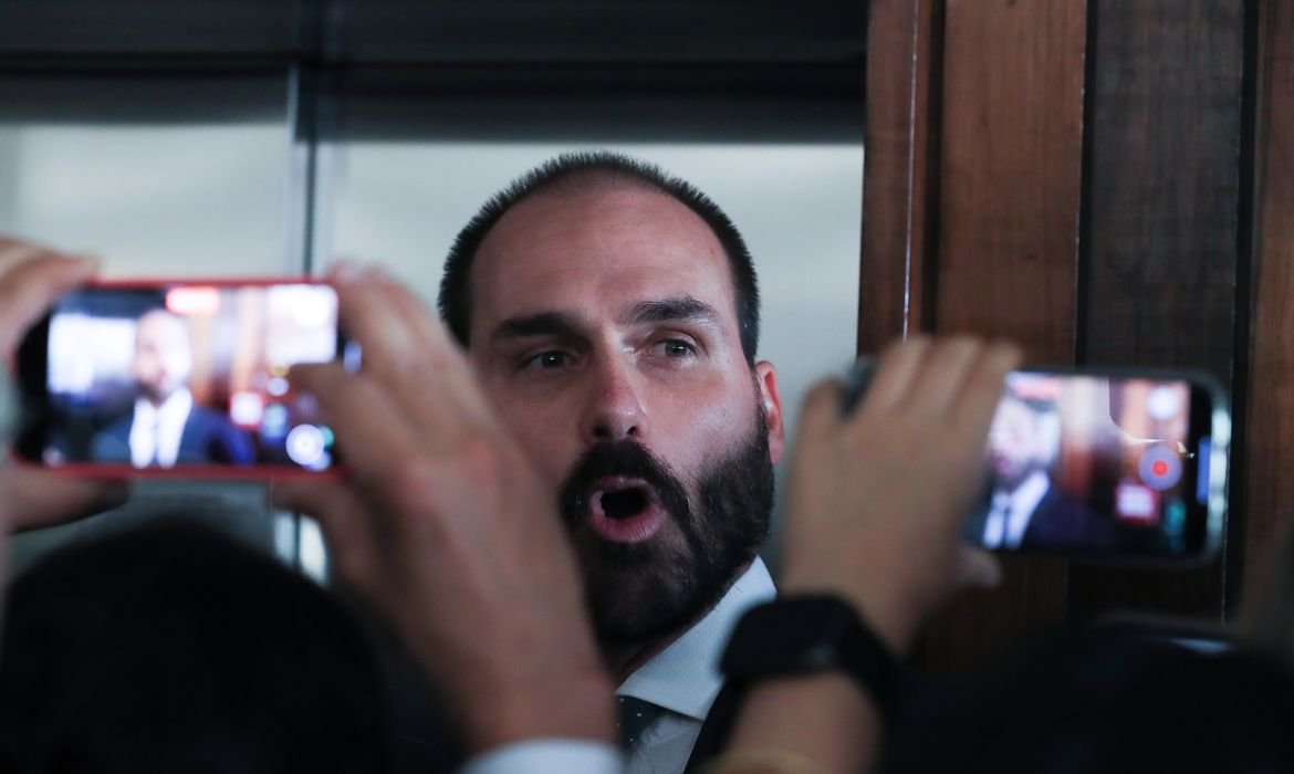 Eduardo Bolsonaro consta em lista de pena pendente de cumprimento