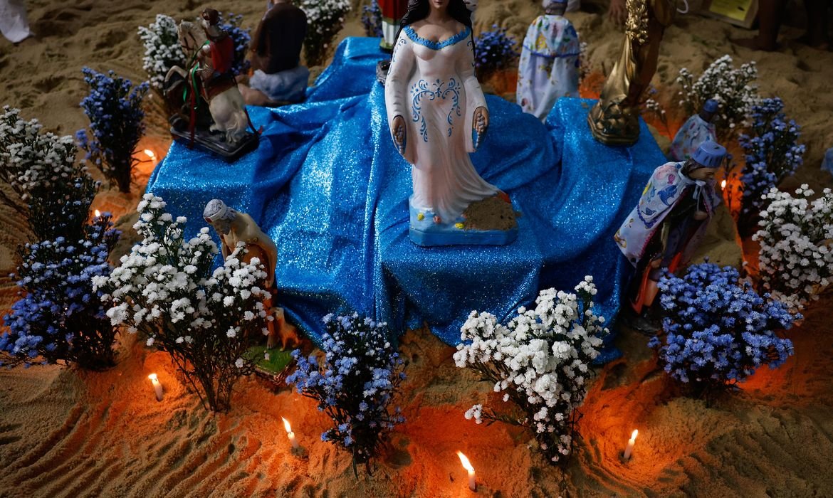 Festejos de Iemanjá movimentam praias de Fortaleza no fim de semana