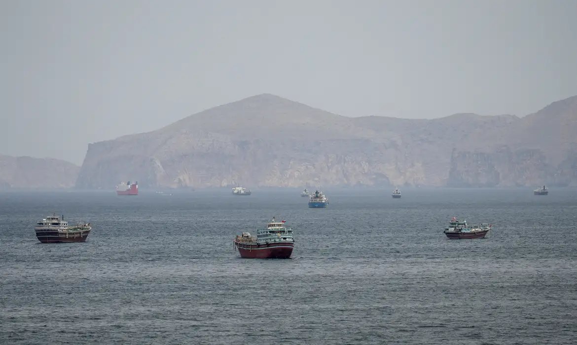Petroleiro é atingido em Ormuz em meio a ataques entre Irã e EUA