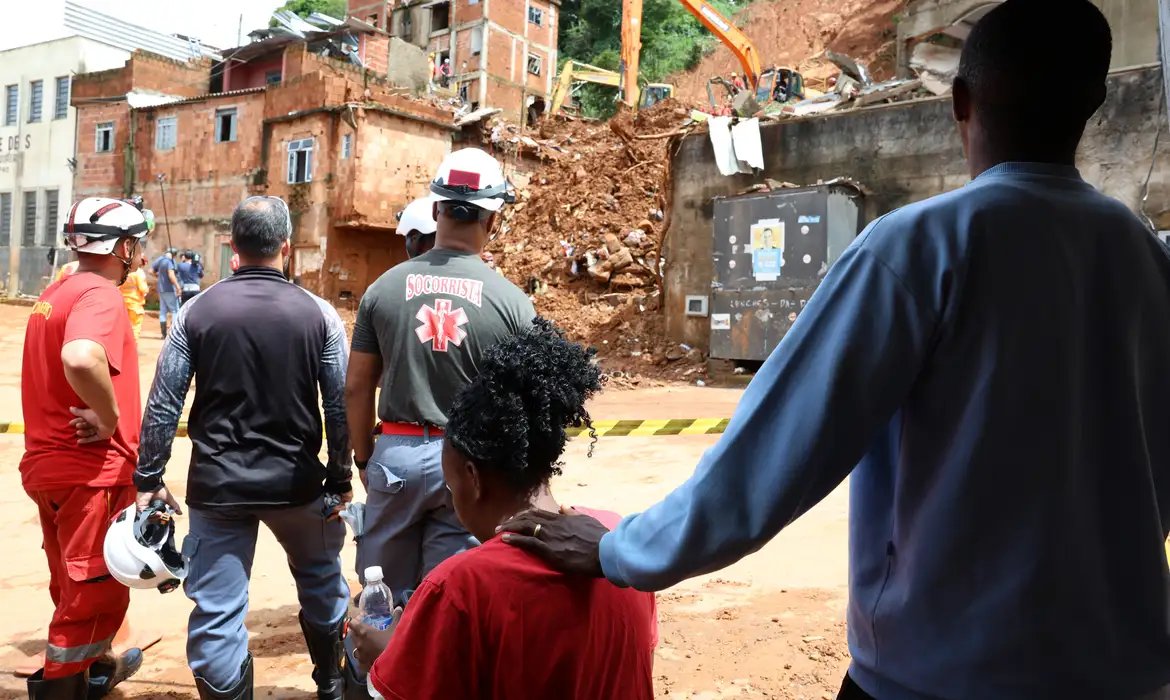 Voluntários cruzam estados para ajudar vítimas das chuvas em MG