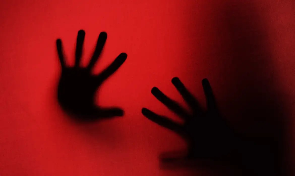 Crime de estupro: entenda os agravantes e punições previstas em lei