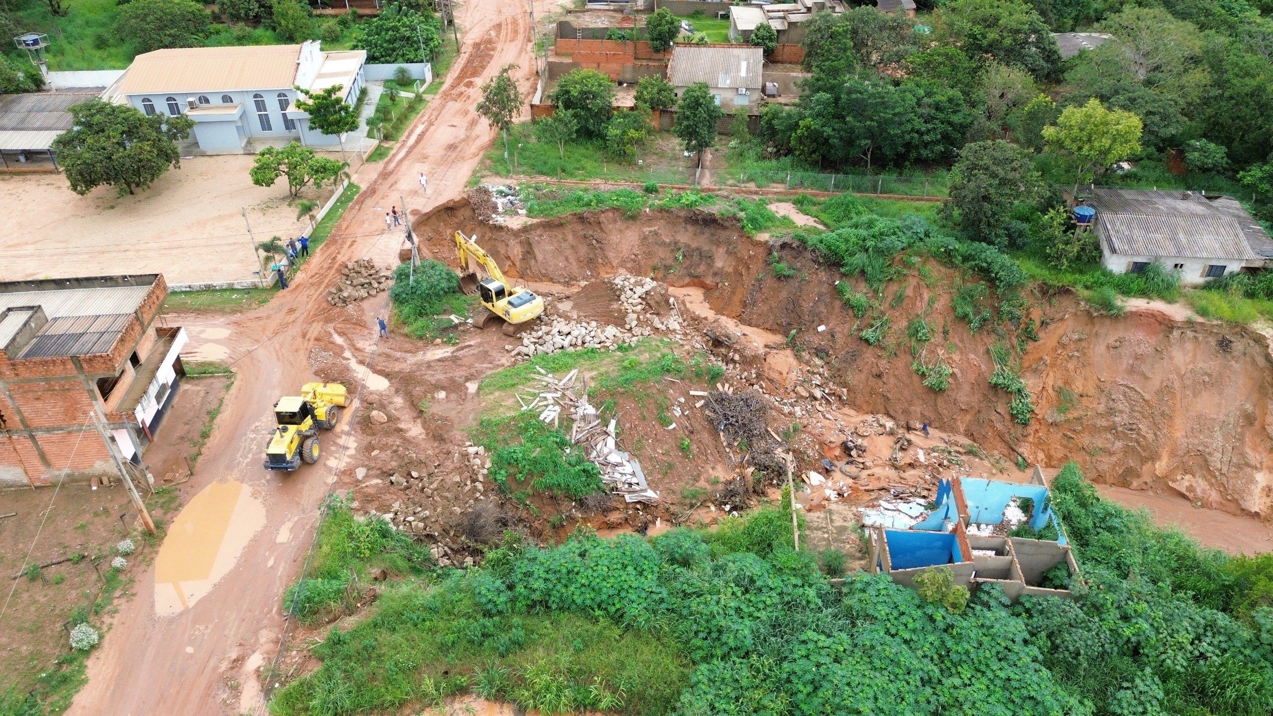 Ao menos 30 famílias estão em área com risco de deslizamento de terra após fortes chuvas em MT