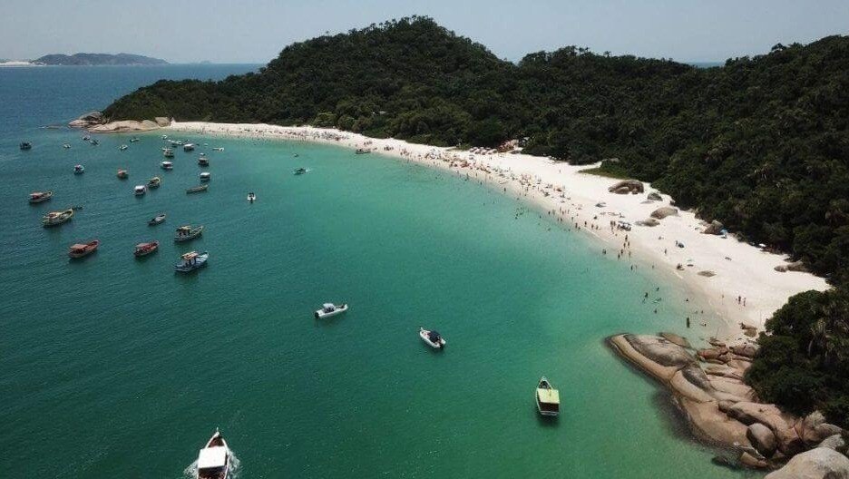 Ilha conhecida como 'Caribe catarinense' terá acesso controlado por ingresso e novas regras no verão; saiba o que muda