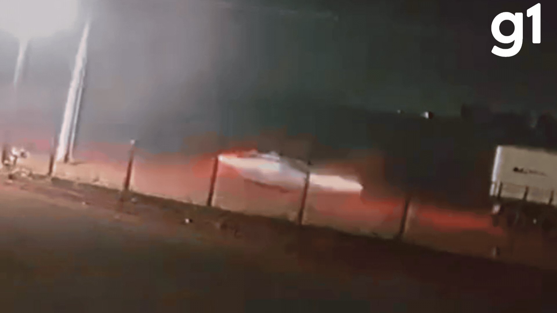 VÍDEO: câmeras registram momento em que carro de jovem bate em carreta e pega fogo em MT