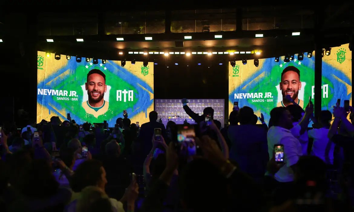 Neymar não treina em apresentação e preocupa a duas semanas da Copa