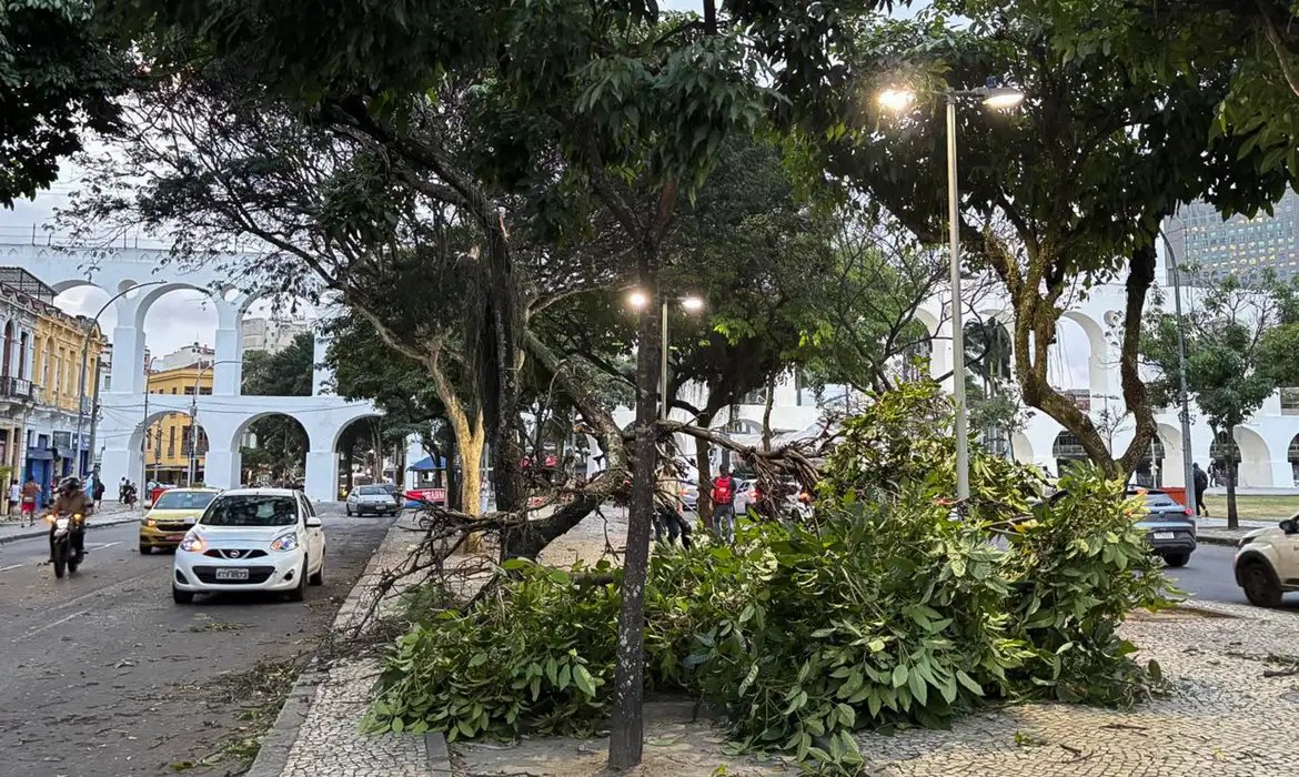 Vendaval ainda causa danos a moradores do Rio de Janeiro