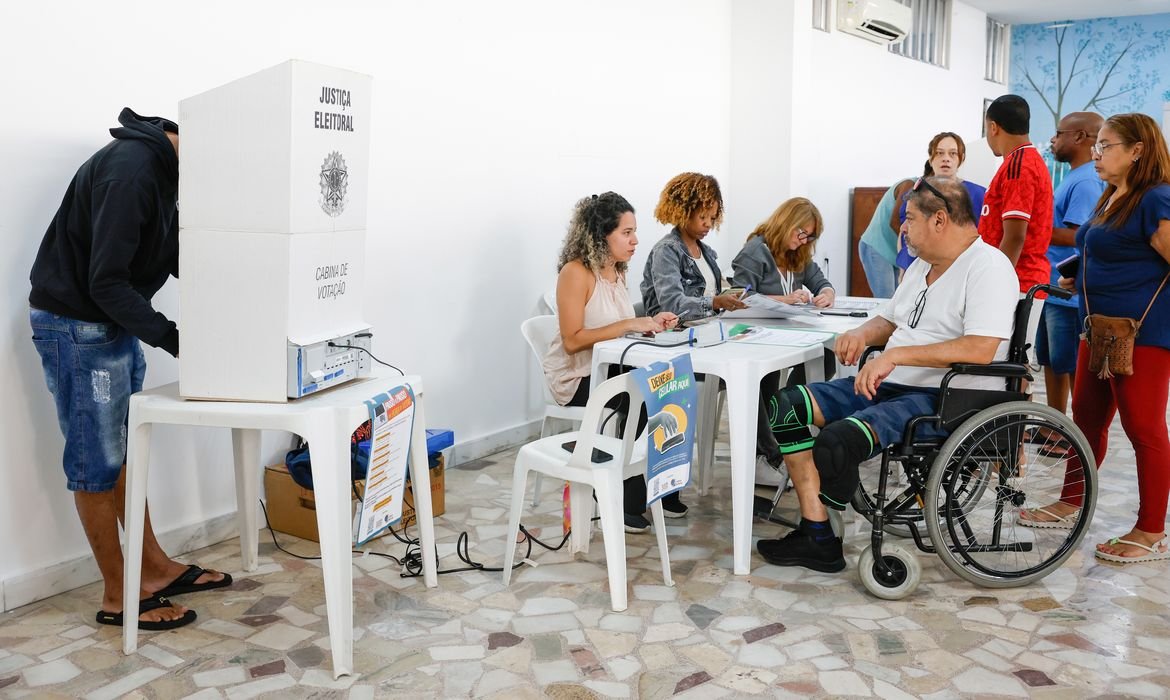 Conheça os governadores eleitos e os senadores mais votados
