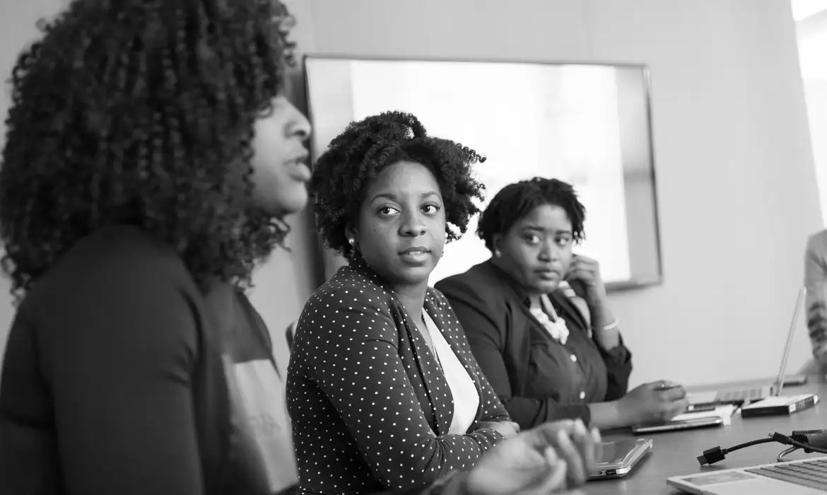Desemprego entre mulheres negras jovens chega a 24,7%, aponta estudo