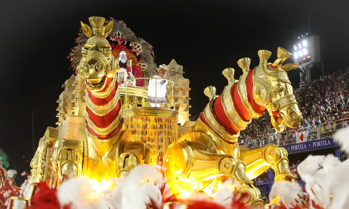 Enredos das escolas de samba contam a história não oficial