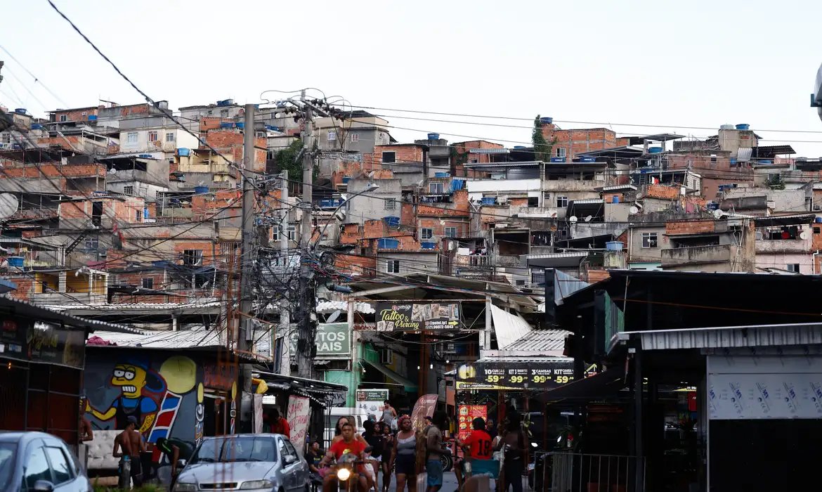 IBGE mostra que 60% de moradores de favelas vivem em ruas sem árvores