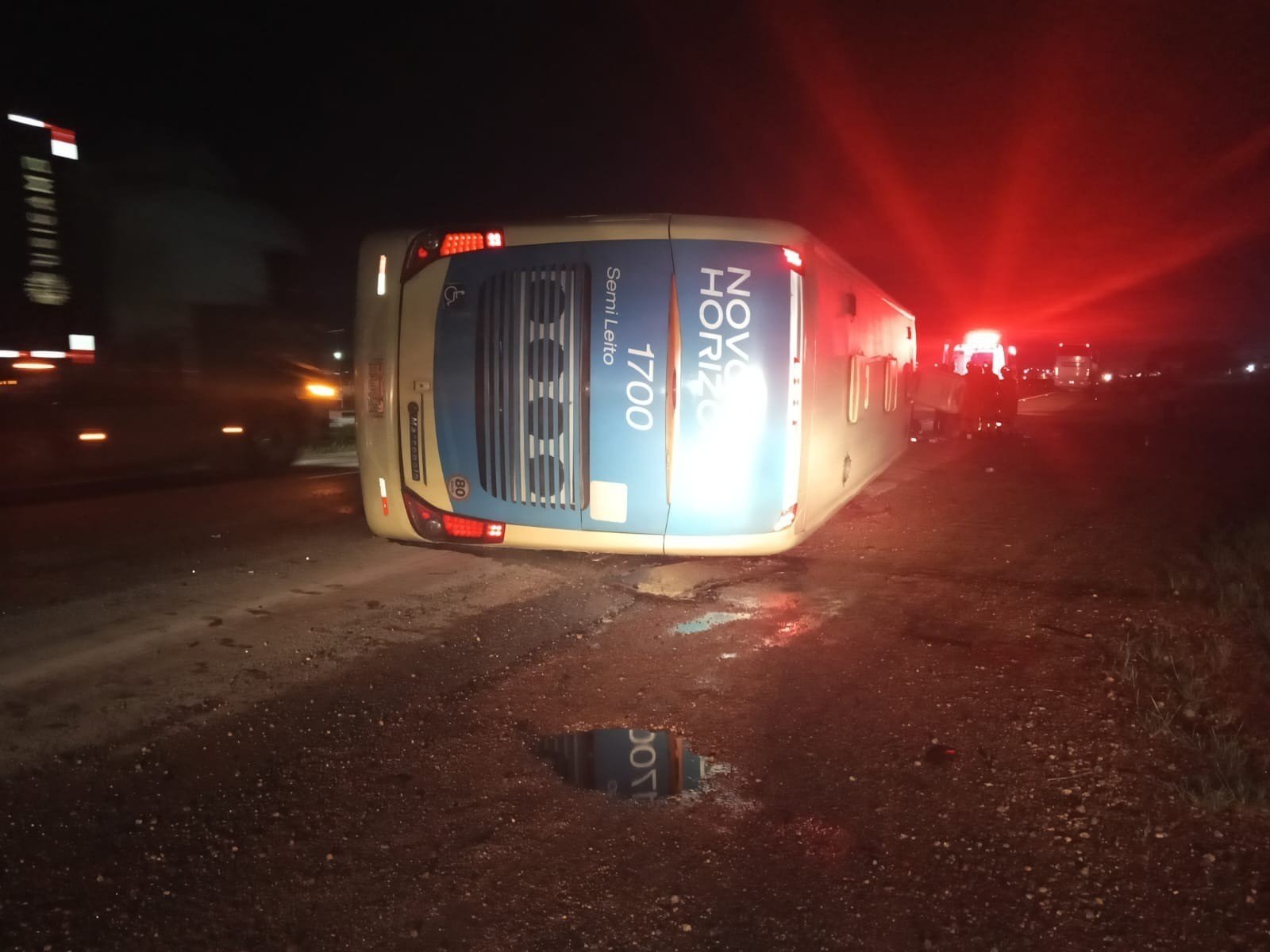 Ônibus tomba na BR-364 e deixa duas pessoas feridas em Cuiabá
