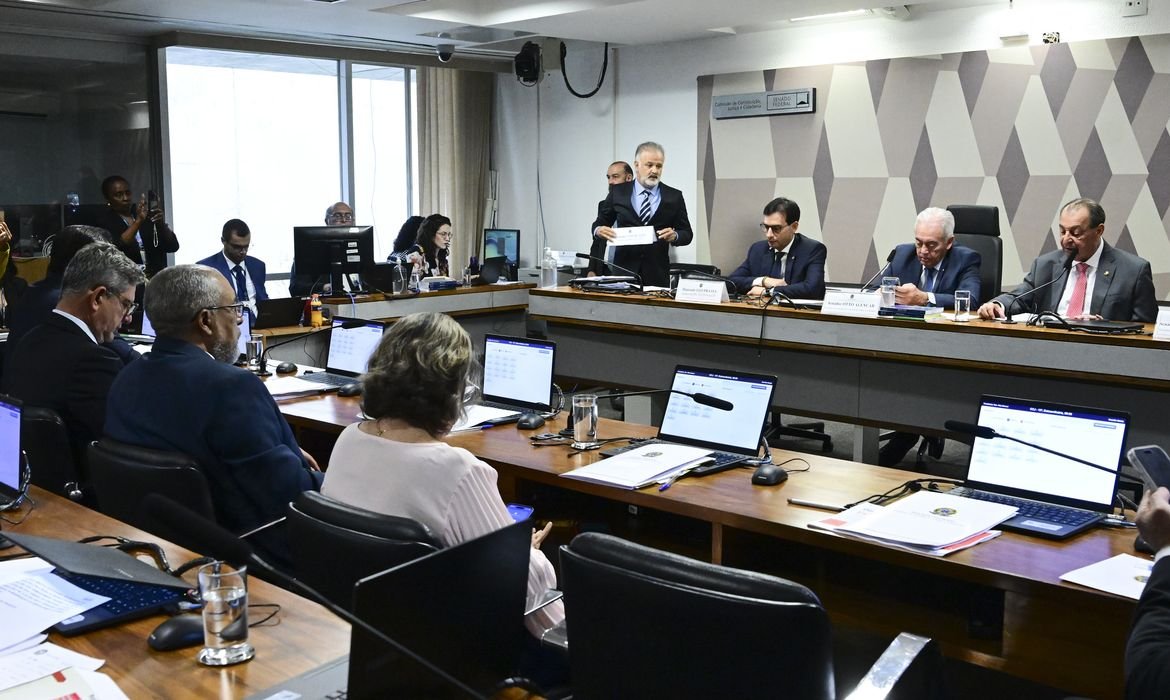 CCJ do Senado aprova PEC que acaba com jornada 6x1