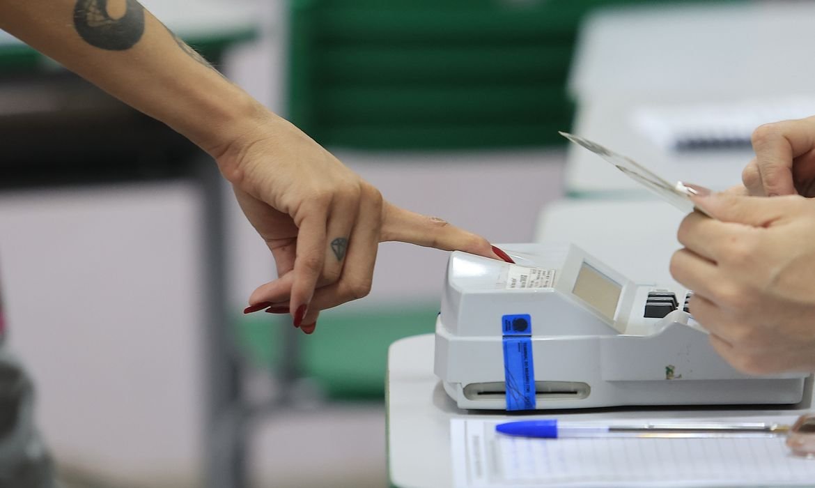 Ministros do TSE se reúnem a portas fechadas após decisão de Zanin