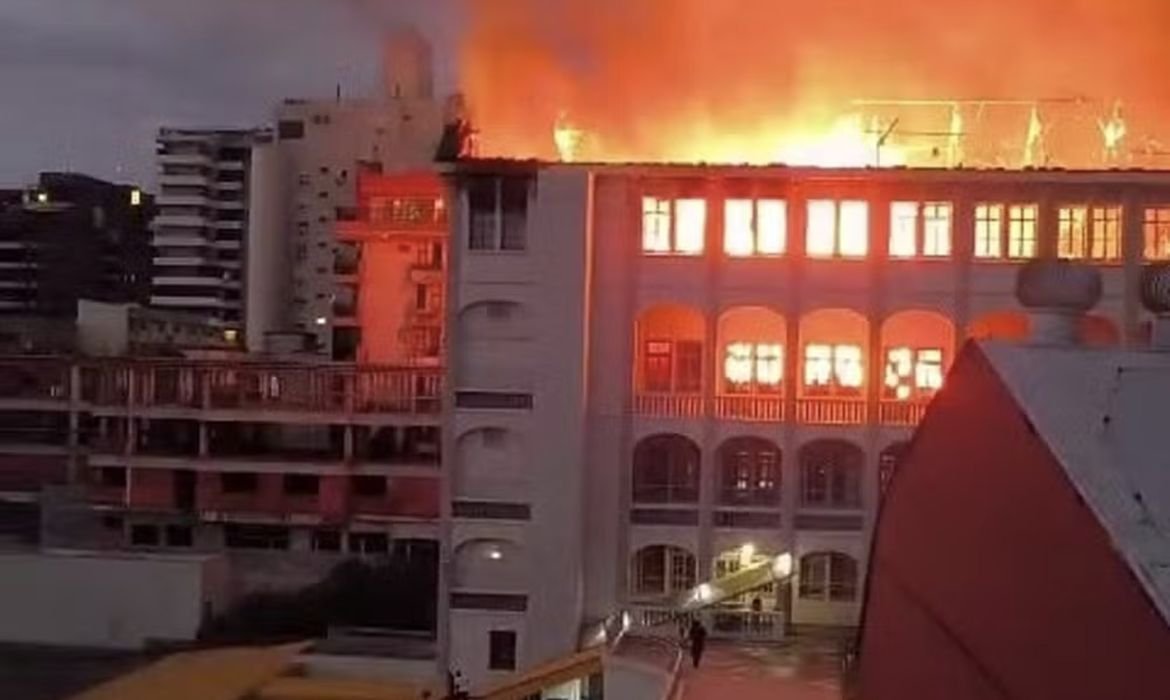 Colégio Marista, em Santa Maria (RS), é atingido por incêndio