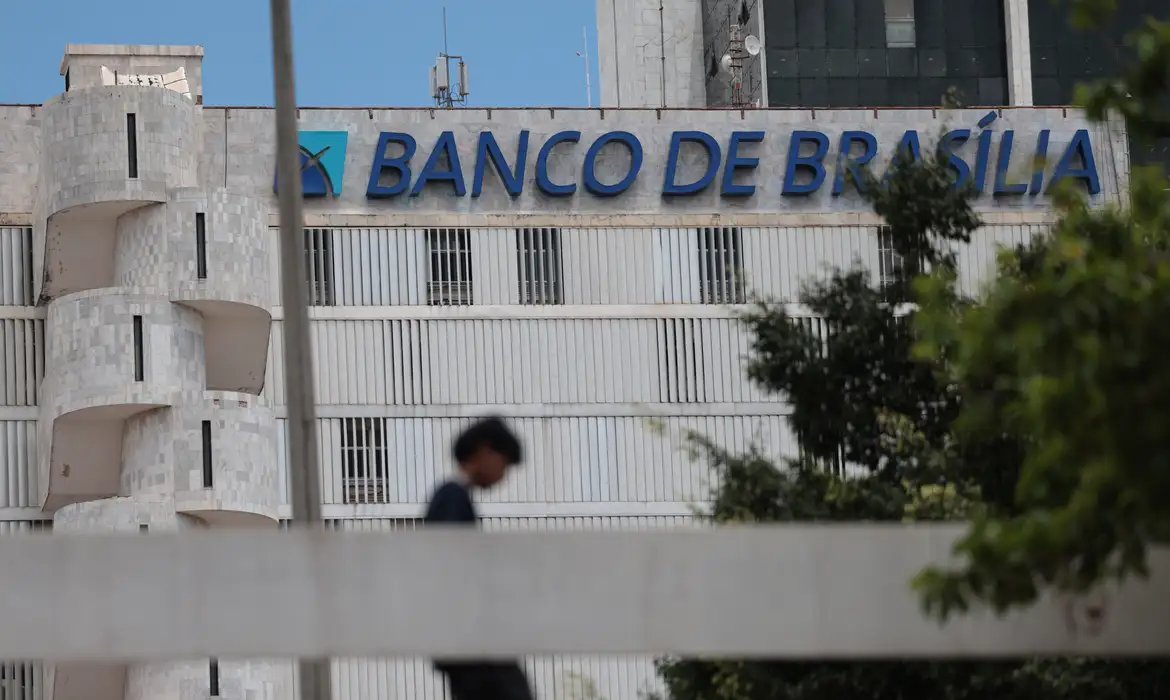 \"Estamos todos pagando a conta\", diz bancário sobre o caso BRB/Master