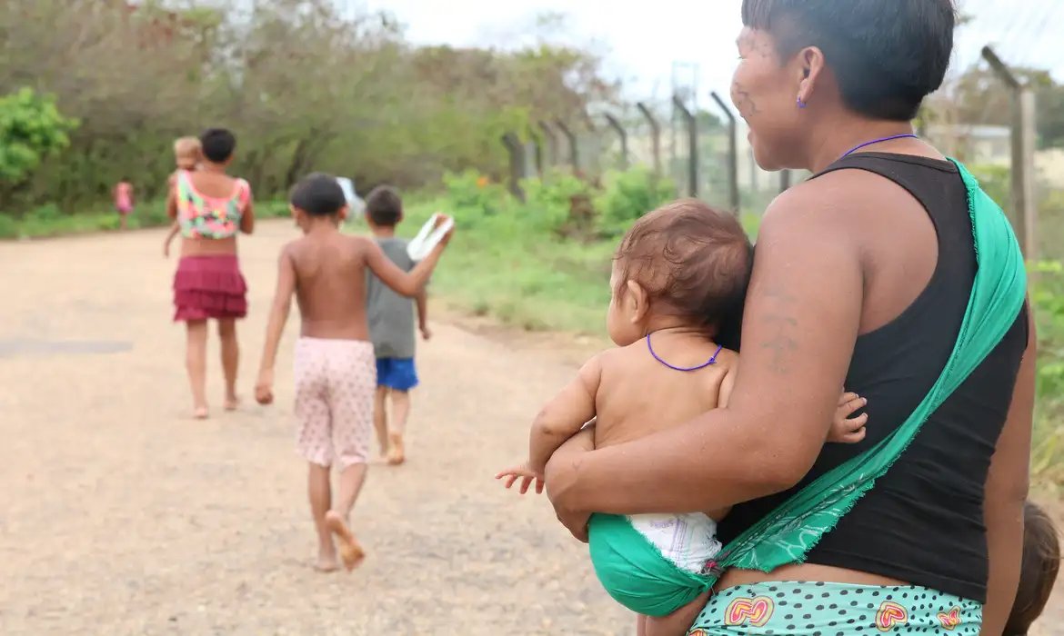 Saúde cria comitê para reduzir morte materna e infantil indígena