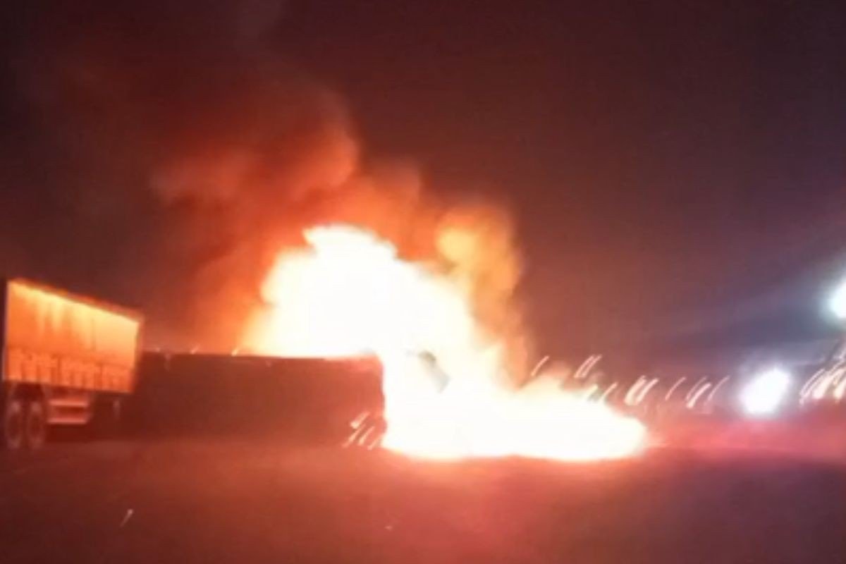 VÍDEO: batida entre carretas mata motorista e provoca incêndio na BR-163 em MT
