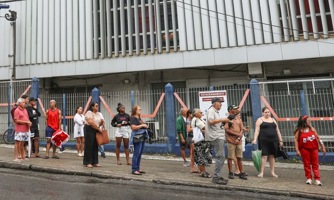 Centrais sindicais criticam falta de ônibus no dia da eleição