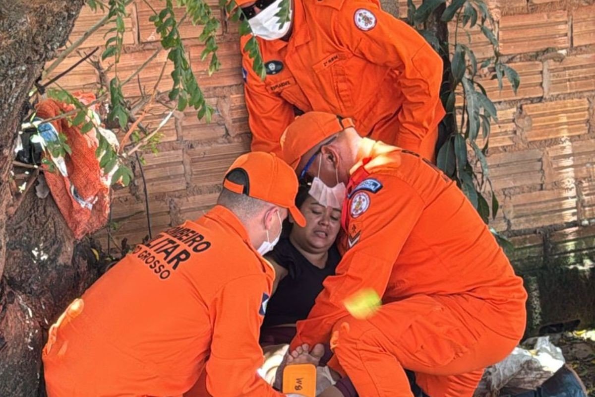 Foragida da Justiça em MT se esconde em velório na igreja, tenta pular muro e é presa após cair