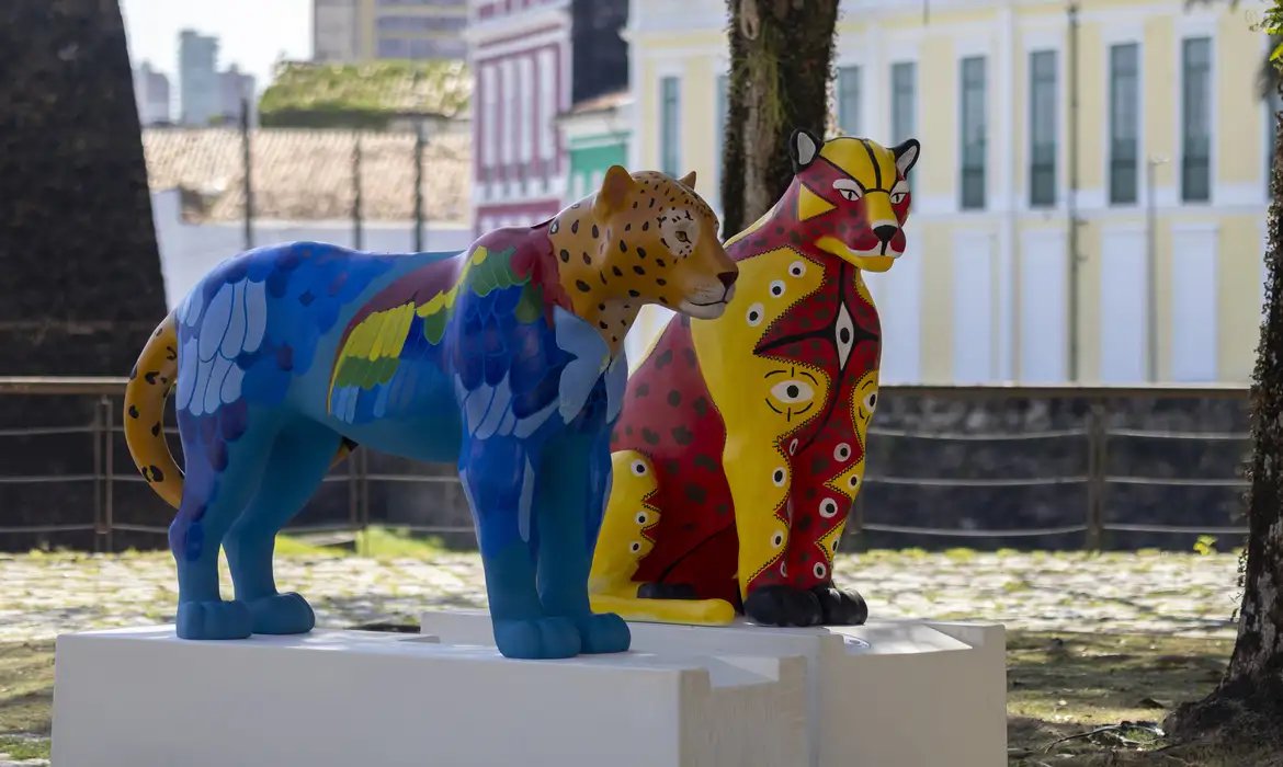 Belém vira galeria a céu aberto com estátuas de onças coloridas