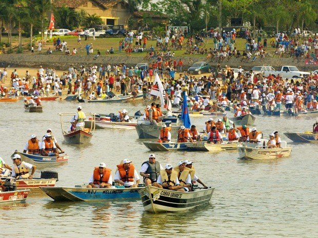 Vídeo: embarcação da Marinha afunda durante festival de pesca em Cáceres (MT)