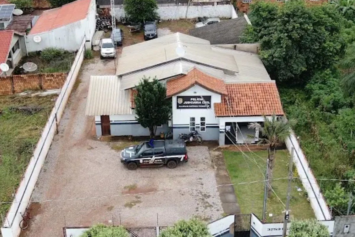 Mulher é assassinada na frente dos filhos e marido é procurado suspeito do crime