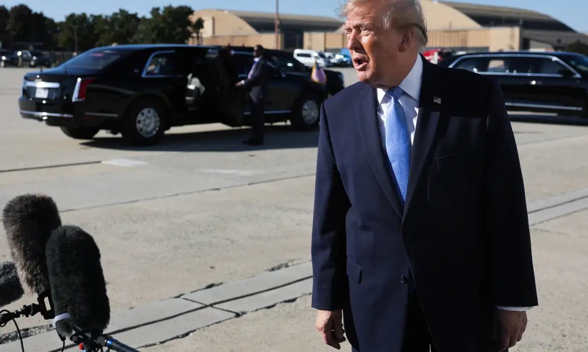 Trump diz que não vai se envolver sobre declaração de Flávio Bolsonaro