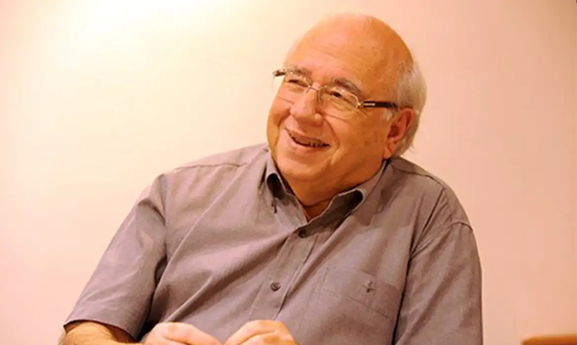 \"Traçando Veríssimo\": mostra revela o processo criativo do cronista