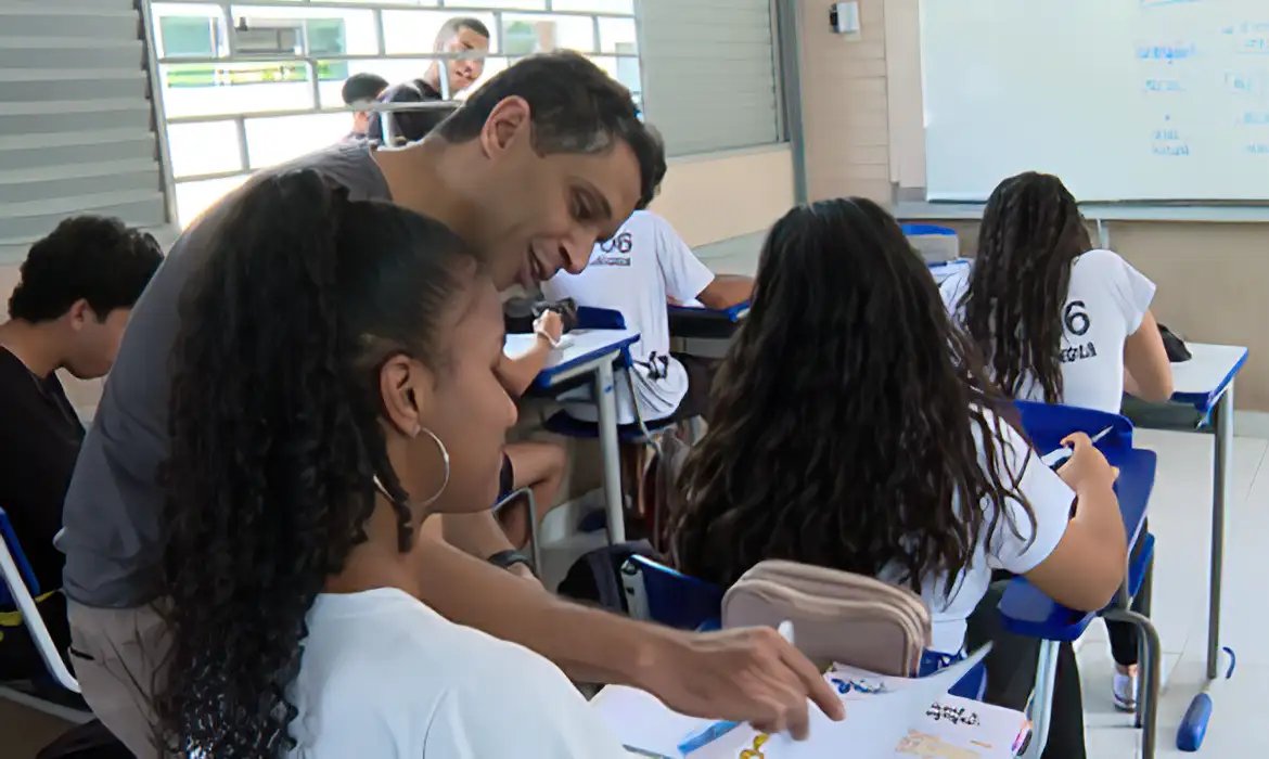 Professores podem acumular cargo público, decide Congresso