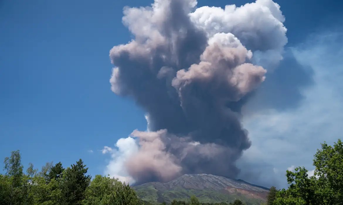 Erupção do Etna prolonga fechamento de aeroporto na Sicília