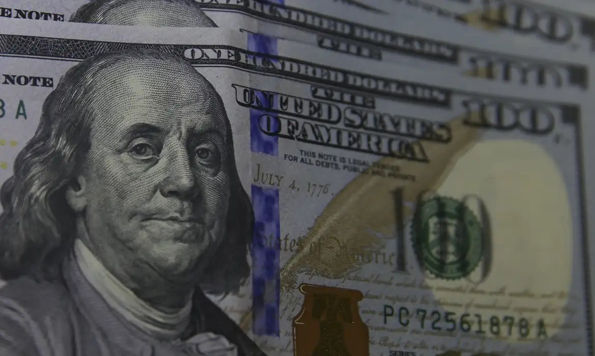 Dólar cai a R$ 5,06, e bolsa bate recorde com alívio no Oriente Médio
