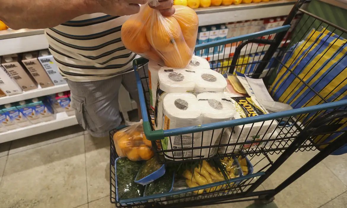  Inflação desacelera e fecha abril em 0,67%, pressionada por alimentos
