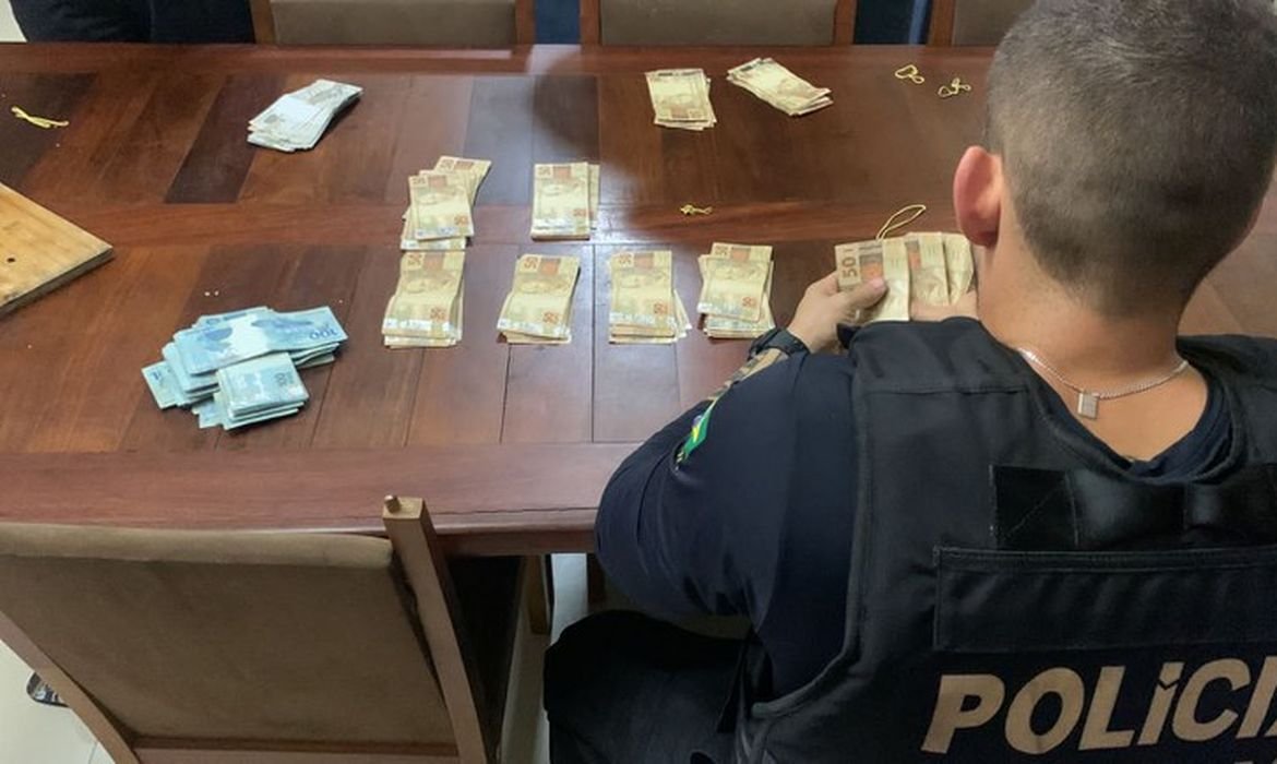 PF investiga esquema de contrabando, corrupção e lavagem de dinheiro 