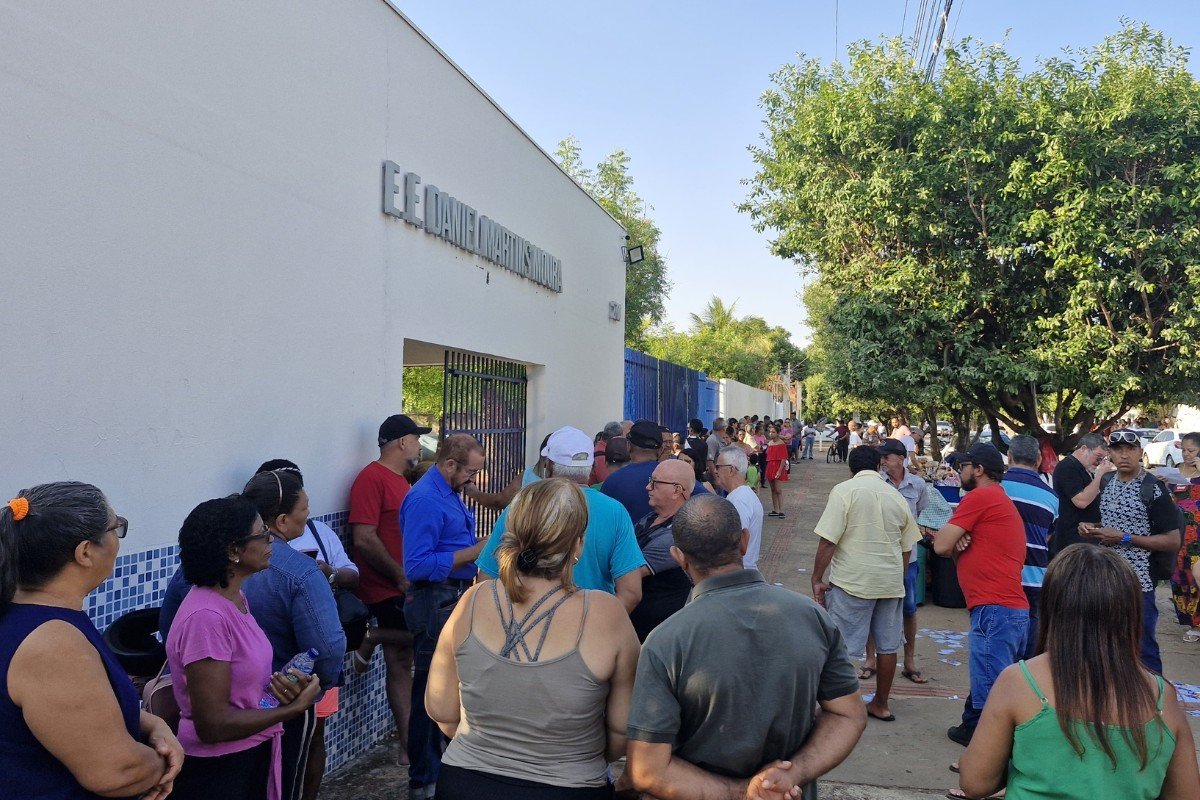 Eleições 2026: filas marcam o início da votação no 1º turno em Mato Grosso