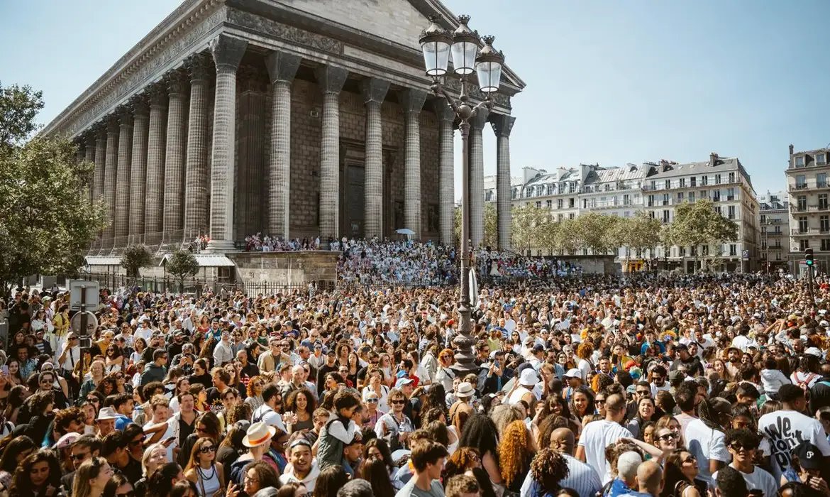 Lavagem de Madeleine exalta cultura afro-brasileira em Paris