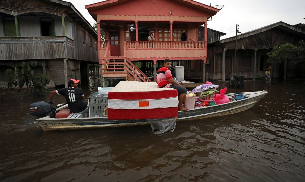 Cheia atinge doze municípios do Amazonas
