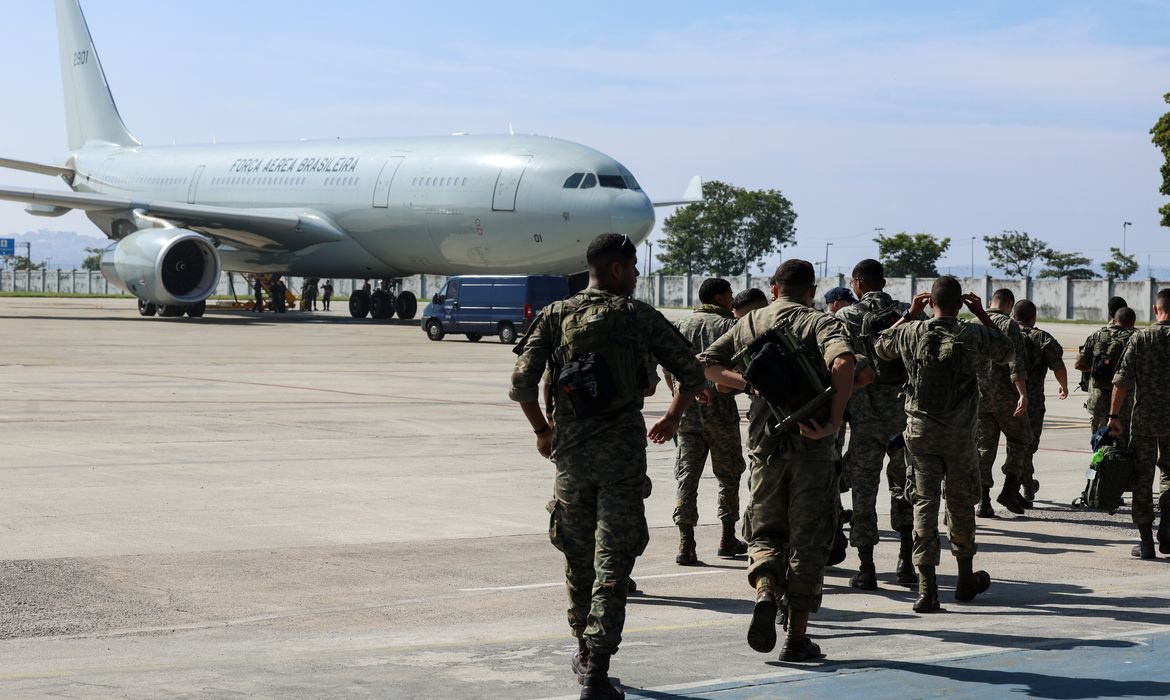 FAB envia militares e 18 toneladas de medicamentos para a Venezuela