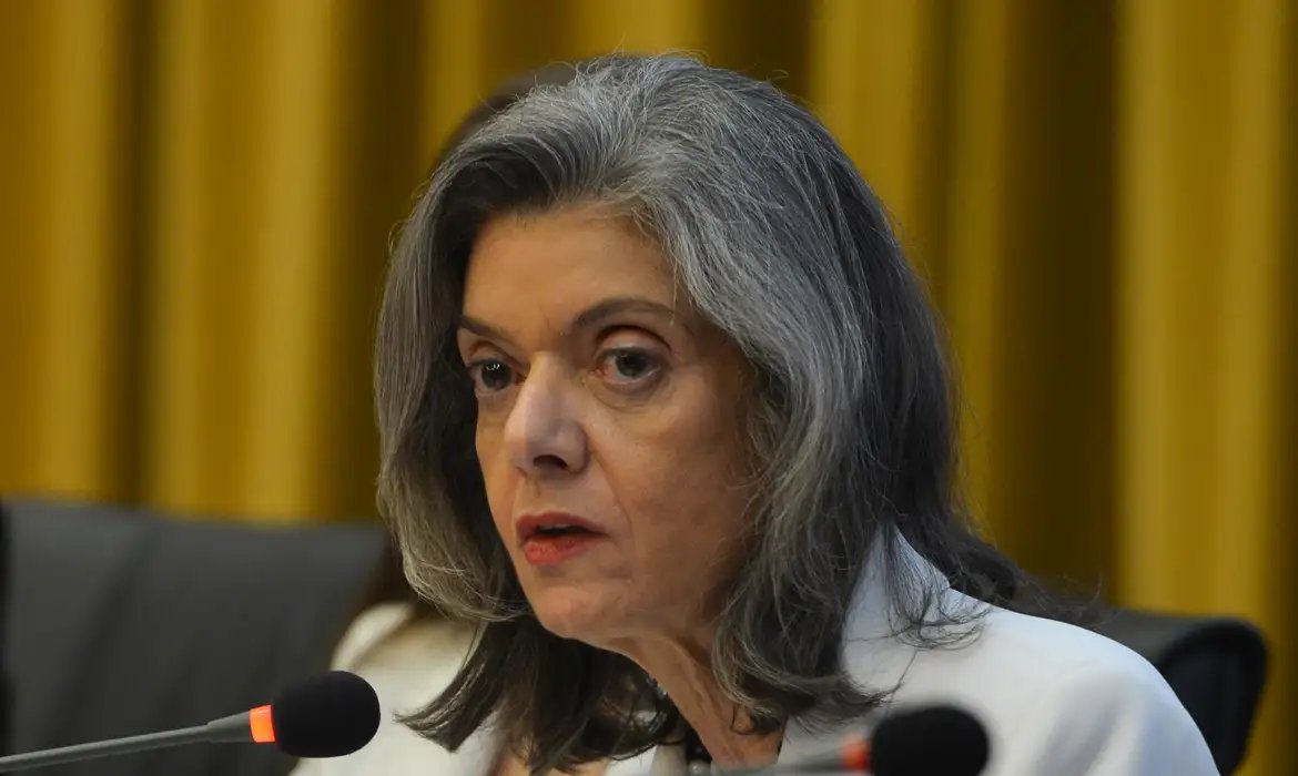 Cármen Lúcia vota contra gratificação de desempenho a inativos do INSS